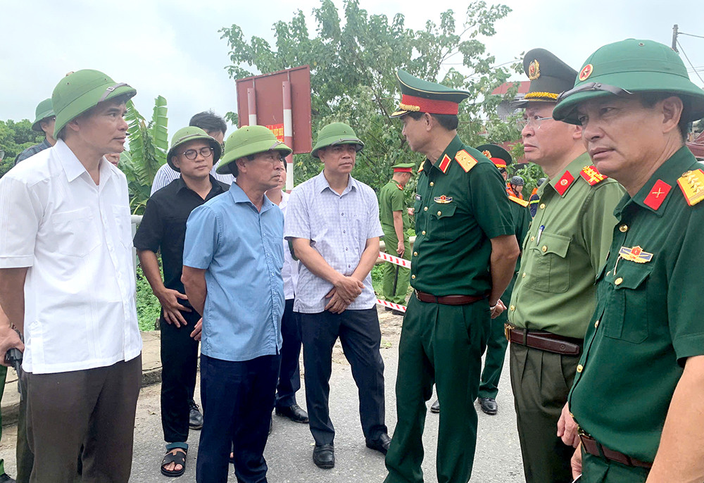 Chủ tịch UBND tỉnh đi kiểm tra, chỉ đạo sự cố sập cầu Phong Châu