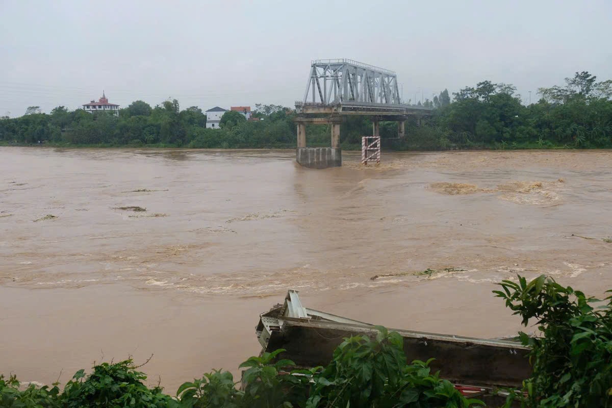Cầu Phong Châu bị nước kéo đổ trụ T7 làm sập, rơi hai nhịp chính xuống sông Hồng. Ảnh: Nguyên Bảo.