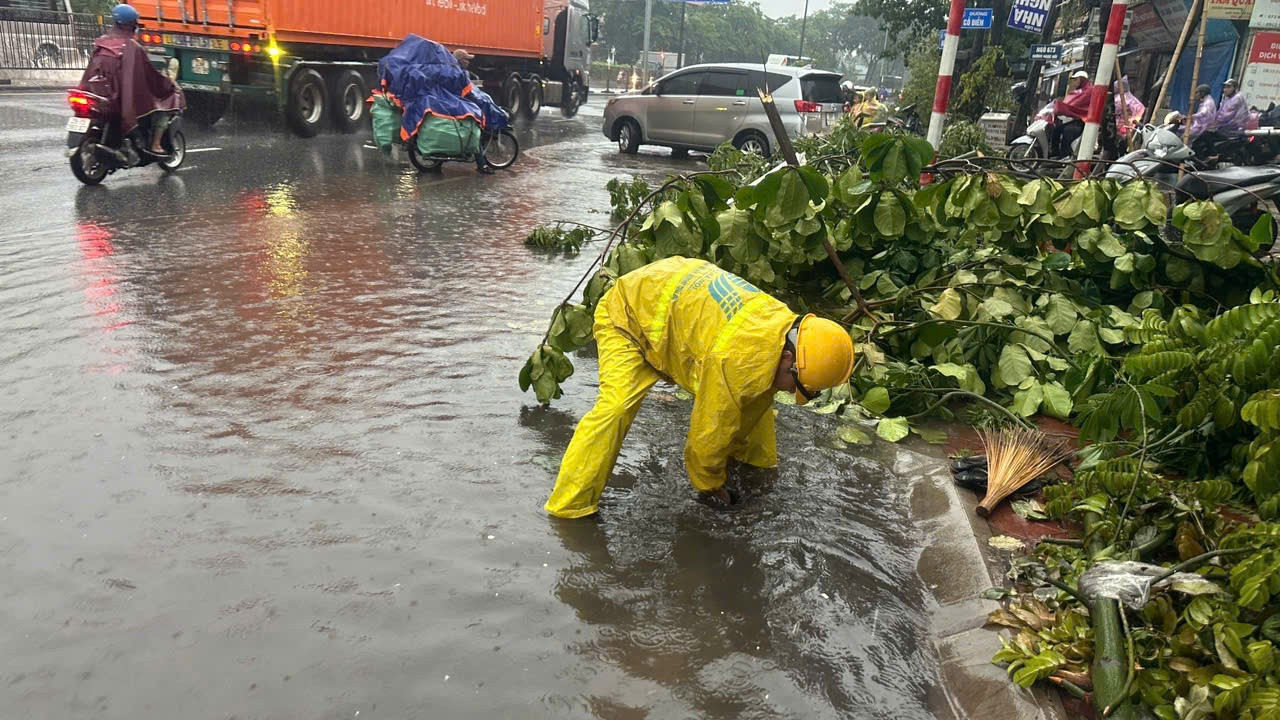 Công nhân Xí nghiệp thoát nước số 7 khơi thông dòng chảy tại khu vực Ngọc Hồi (huyện Thanh Trì). Ảnh: Uyên Hoàng.