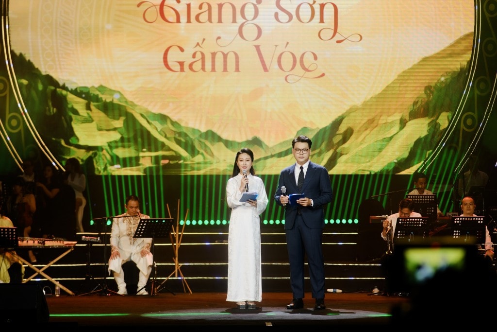 Hào hùng giai điệu “Việt Nam giang sơn gấm vóc” Hào hùng giai điệu “Việt Nam giang sơn gấm vóc”