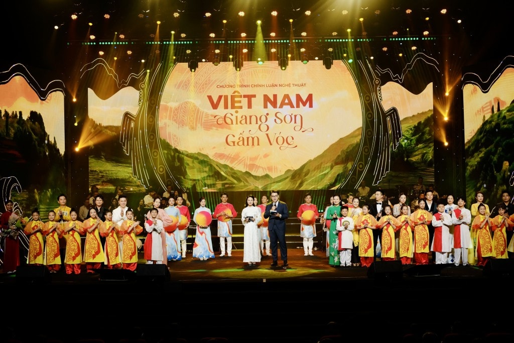 Hào hùng giai điệu “Việt Nam giang sơn gấm vóc” Hào hùng giai điệu “Việt Nam giang sơn gấm vóc”