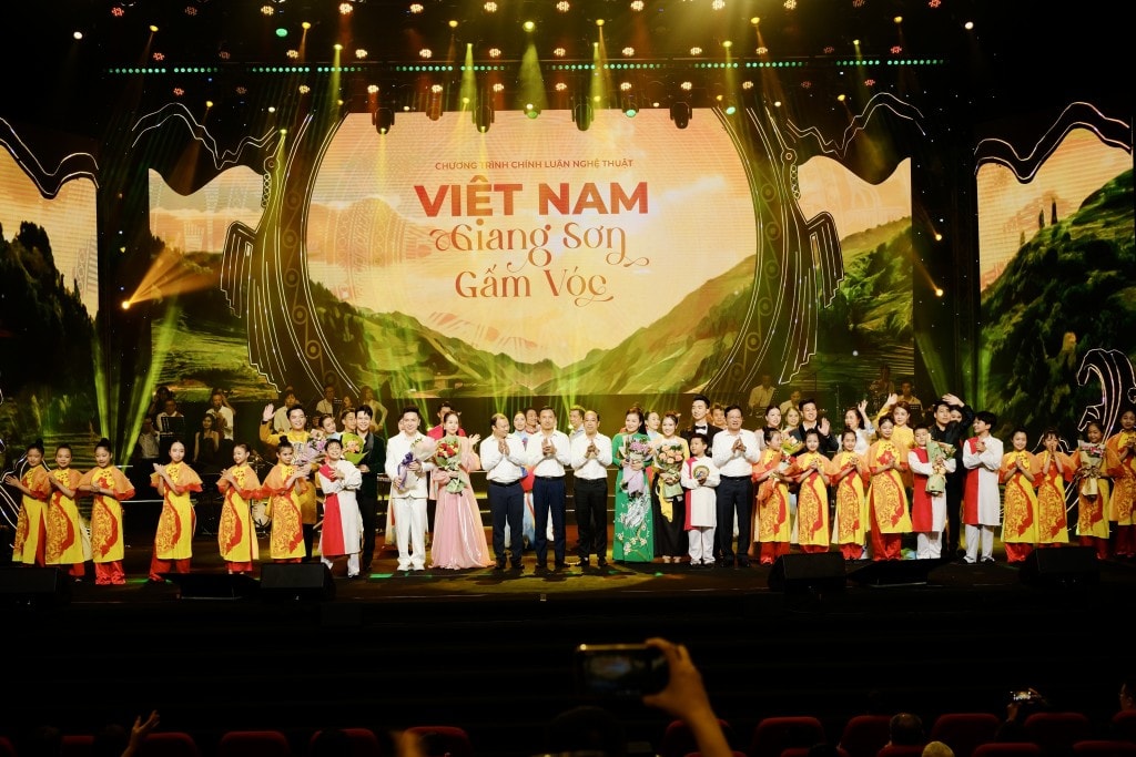Hào hùng giai điệu “Việt Nam giang sơn gấm vóc” Hào hùng giai điệu “Việt Nam giang sơn gấm vóc”