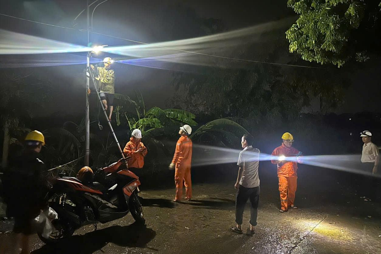 cong-tac-cap-dien-ngay-trong-dem-cua-cong-ty-dien-luc-phu-tho-keo-den-chieu-sang-phuc-vu-lap-dat-cau-phao-de-dam-bao-giao-thong-tam-thoi-cho-nguoi-dan-1-(2).jpg