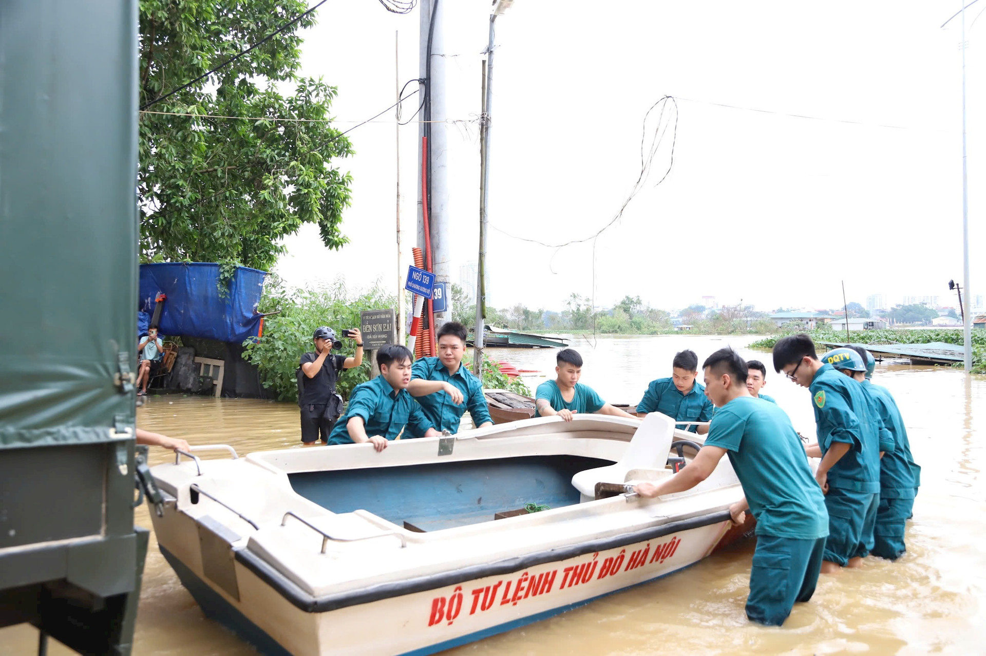 Quận Hoàn Kiếm triển khai xuồng cứu hộ phục vụ công tác ứng phó mưa lũ, thiên tai, cứu hộ, cứu nạn. Ảnh: Công Thọ