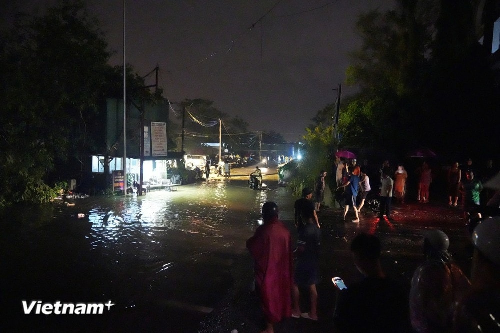 Hà Nội: Người dân sống ngoài đê sông Hồng thấp thỏm vì mực nước sông dâng cao