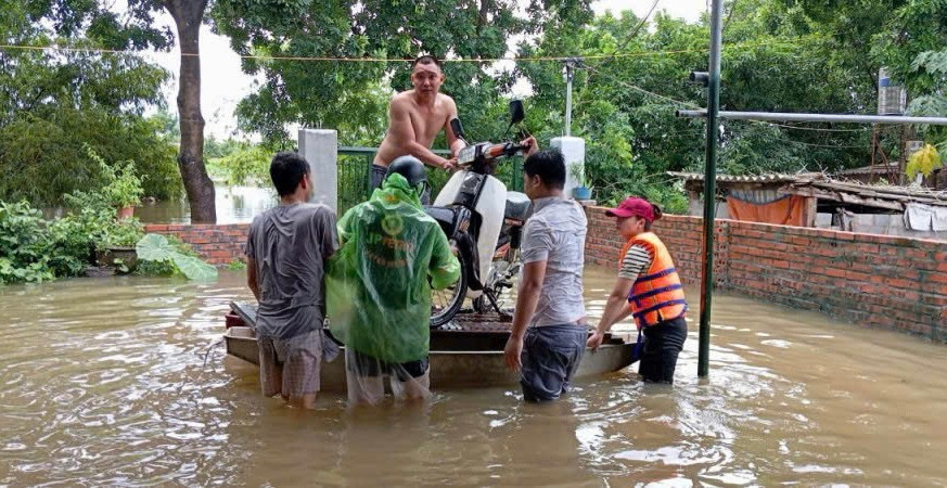 Một hộ dân ở huyện Chương Mỹ bị ngập lụt sau ảnh hưởng của cơn bão số 3. Ảnh: Đình Trung 