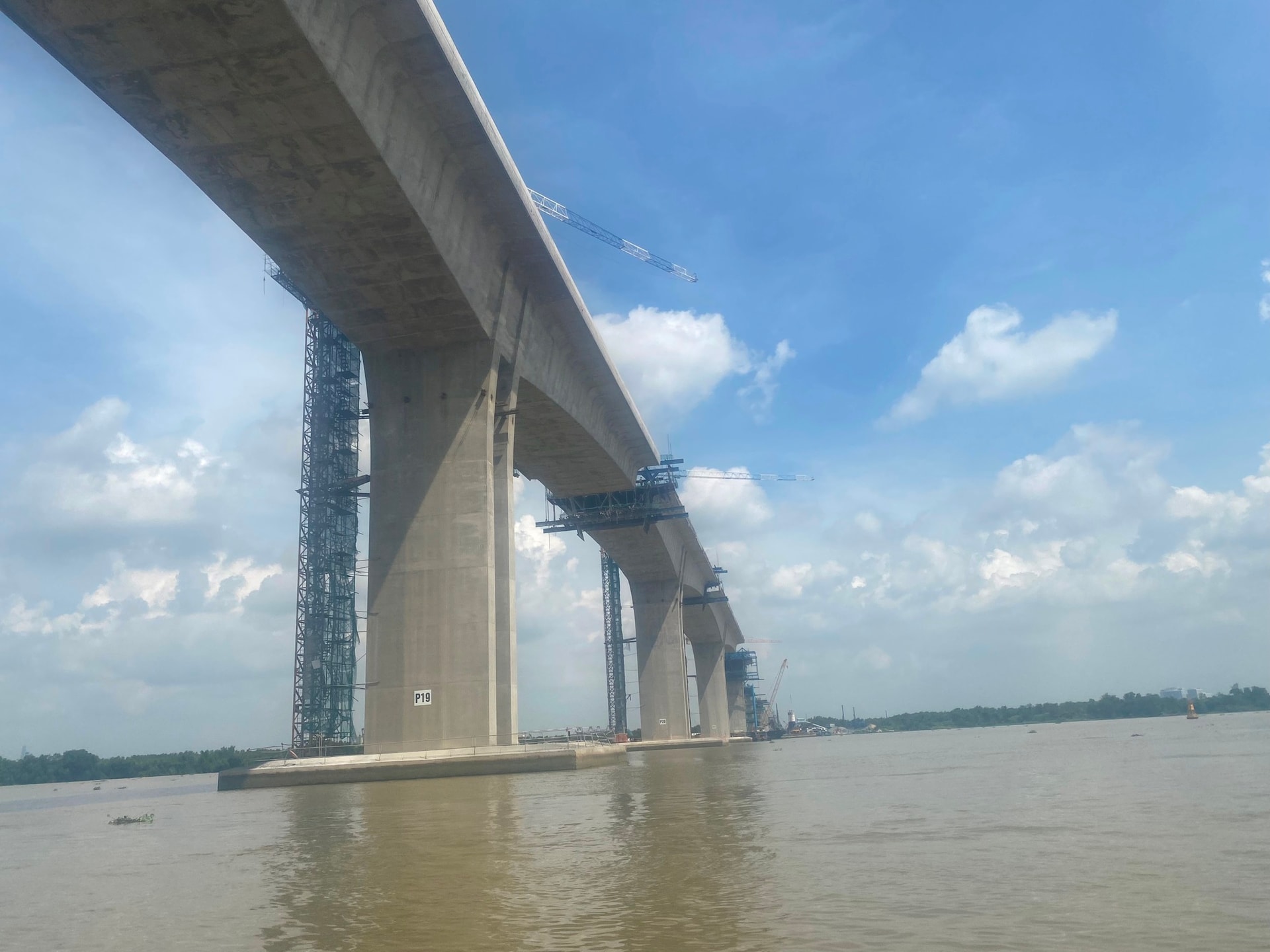 Cầu lớn nhất đường Vành đai 3 thành phố Hồ Chí Minh trước giờ hợp long