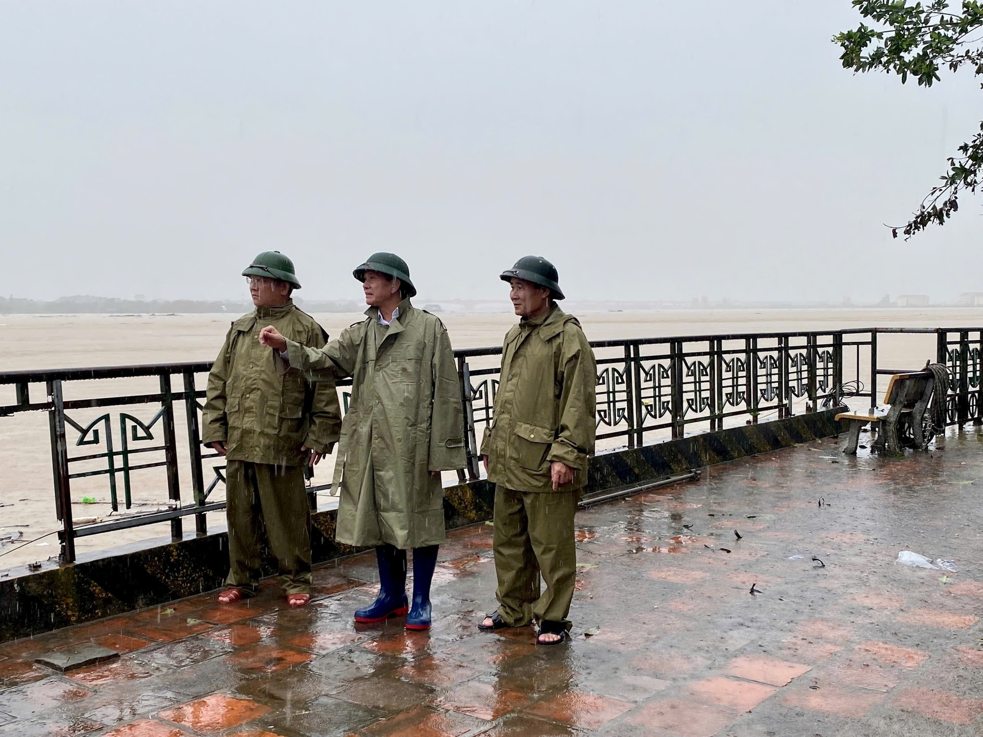Chủ nhiệm Ủy ban Kiểm tra Thành ủy Hoàng Trọng Quyết kiểm tra công tác ứng phó nước sông dâng cao ở Gia Lâm