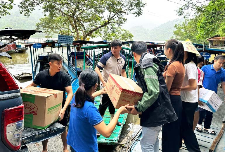 Một xã vùng ngập lụt dừng nhận hỗ trợ, nhường nơi khó khăn hơn