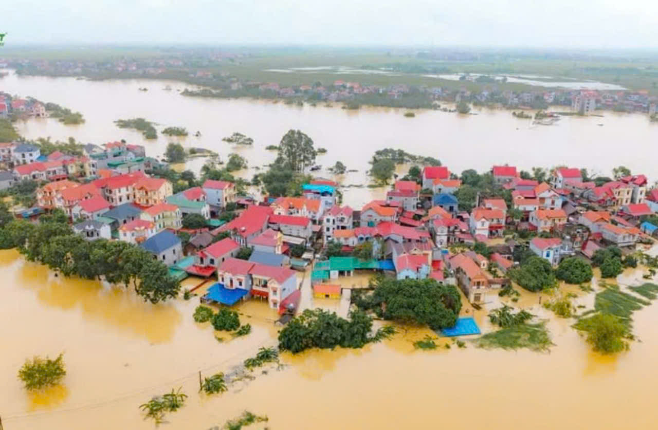 Nước sông Cầu vượt báo động lũ cấp III đã cô lập nhiều khu dân cư ngoài đê. Ảnh: Hùng Sky