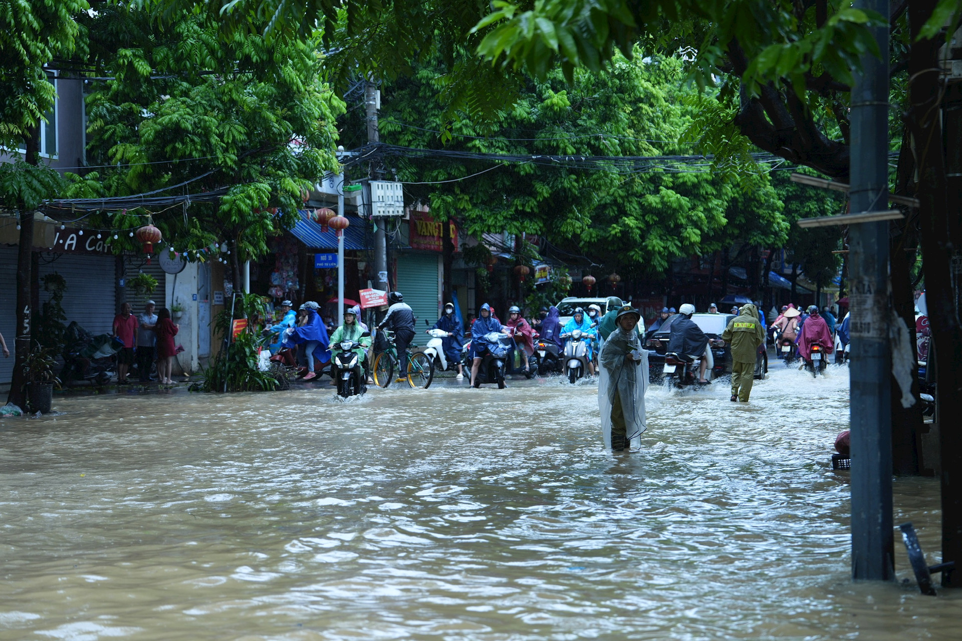 Nước lũ sông Hồng vượt mức độ 2 khiến nhiều khu vực ngoài đê quận Tây Hồ ngập sâu trong nước lũ - Ảnh: Thu Hường 