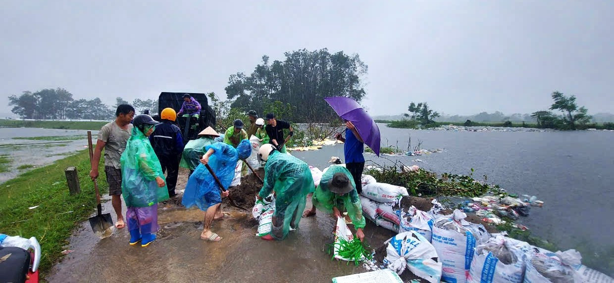 Lực lượng xung kích phòng, chống thiên tai và người dân xã Mỹ Lương (huyện Chương Mỹ) xử lý giờ đầu sự cố tràn đê Gò Khoăm. Ảnh Kim Nhuệ