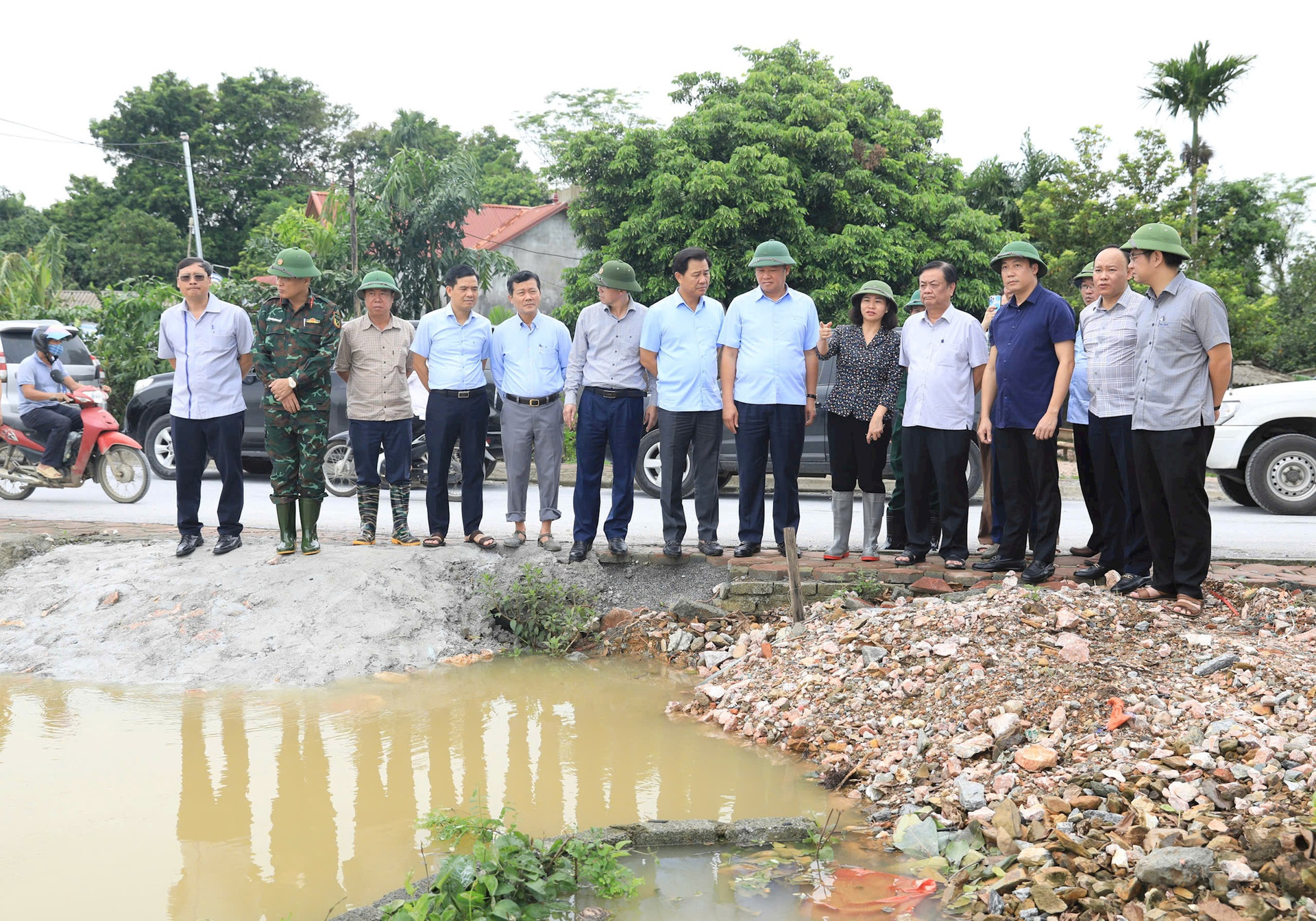 bo-truong-bo-nn-ptnt-le-minh-hoan-va-pho-bi-thu-thuong-truc-thanh-uy-ha-noi-nguyen-thi-tuyen-kiem-tra-cong-tac-phong-chong-lu-lut-tai-huyen-chuong-my.-anh-quang-thai.jpg