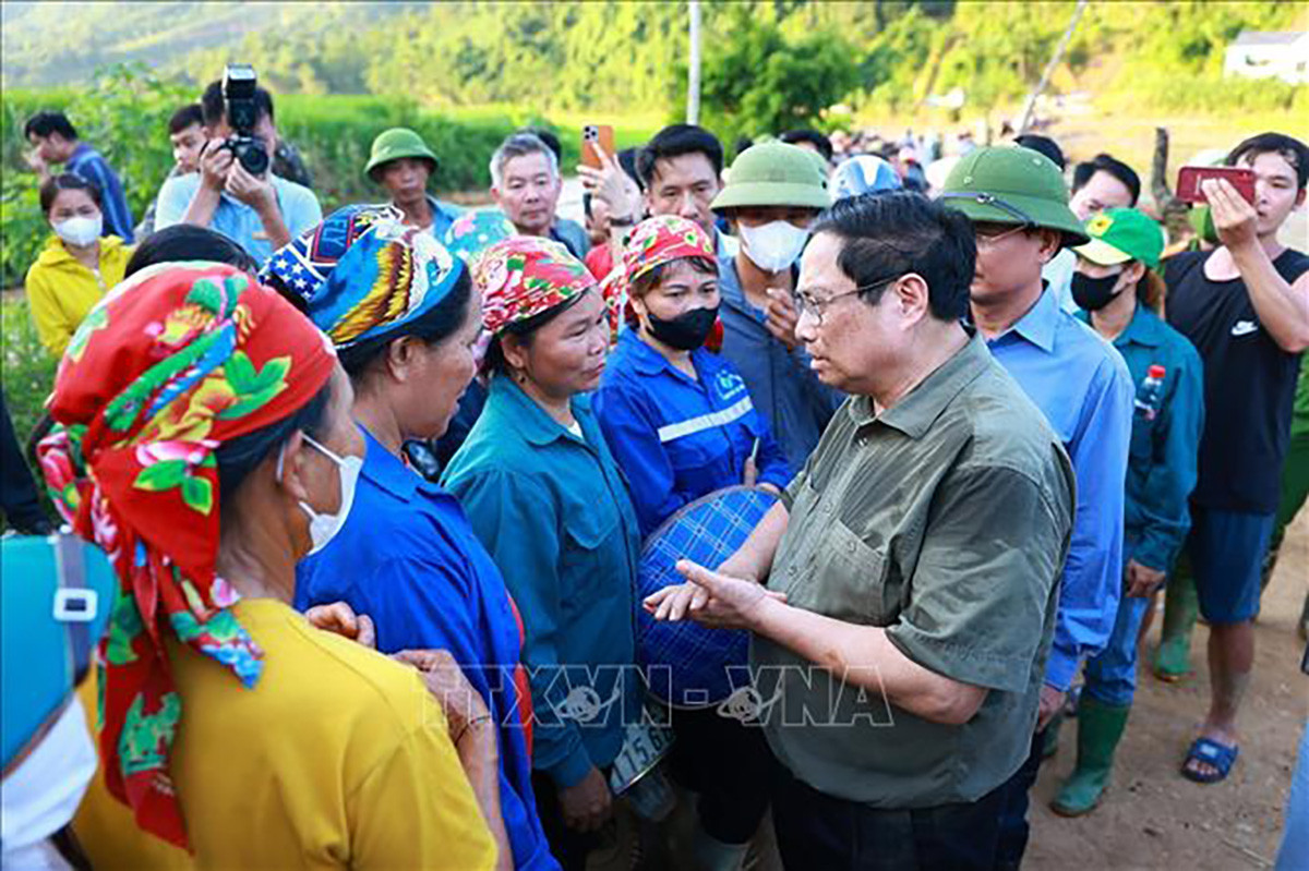 Thủ tướng Chính phủ Phạm Minh Chính chia sẻ động viên nhân dân, gia đình nạn nhân.