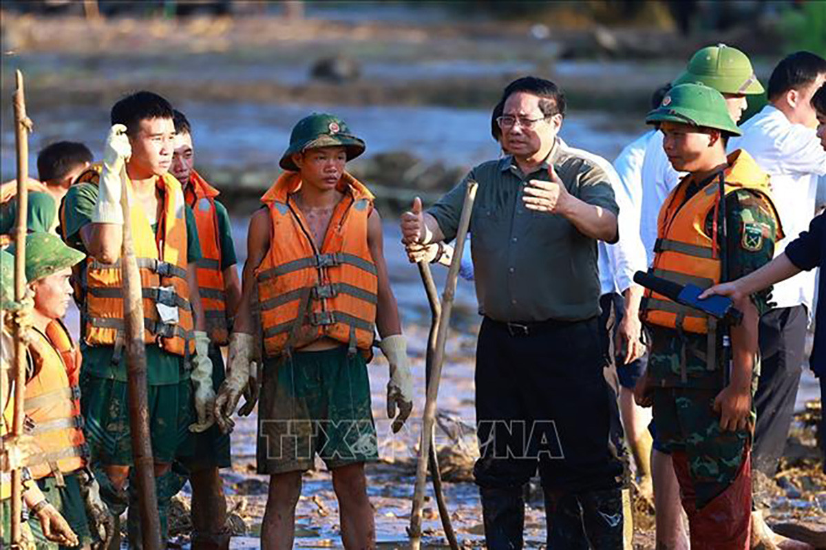 Thủ tướng Chính phủ Phạm Minh Chính chỉ đạo công tác tìm kiếm nạn nhân mất tích do sạt lở đất tại làng Nủ. Ảnh: Dương Giang - TTXVN