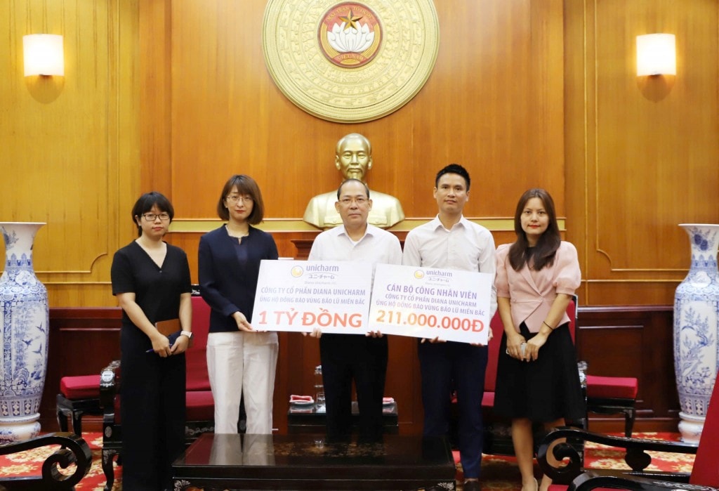 Đại điện Diana Unicharm trao ủng hộ qua Ủy Ban Trung Ương Mặt trận Tổ quốc Việt Nam Đại điện Diana Unicharm trao ủng hộ qua Ủy Ban Trung Ương Mặt trận Tổ quốc Việt Nam