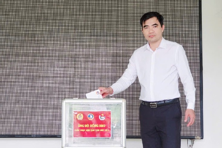 PGS. TS Phùng Xuân Dũng - Phó Bí thư Đảng ủy, Chủ tịch Hội đồng trường tham gia ủng hộ đồng bào khắc phục thiệt hại do cơn bão số 3 gây ra