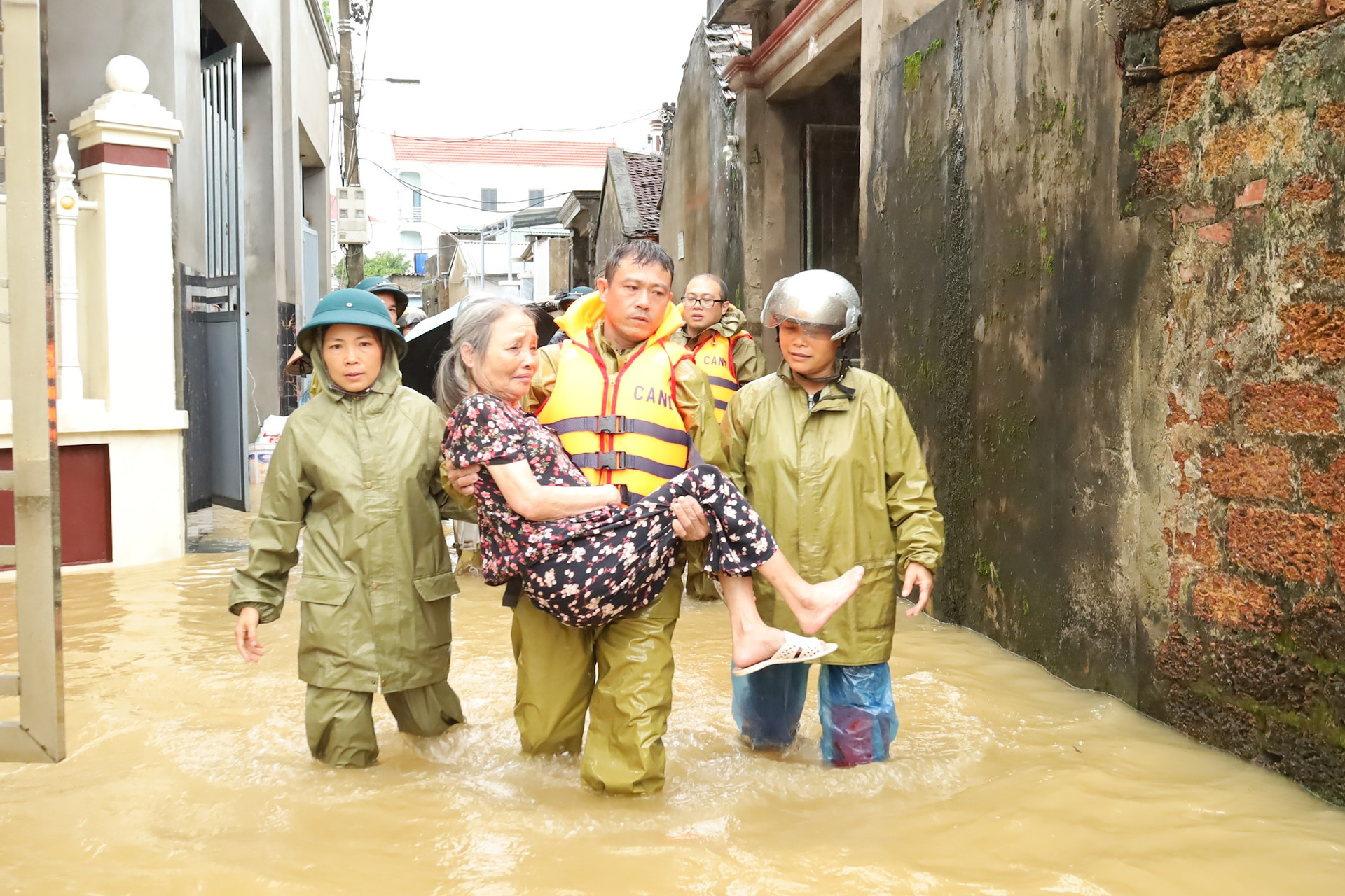 Lực lượng công an hỗ trợ xã Mỹ Lương sơ tán người dân sinh sống ở vùng ngập úng đến nơi an toàn. Ảnh Bảo Châu