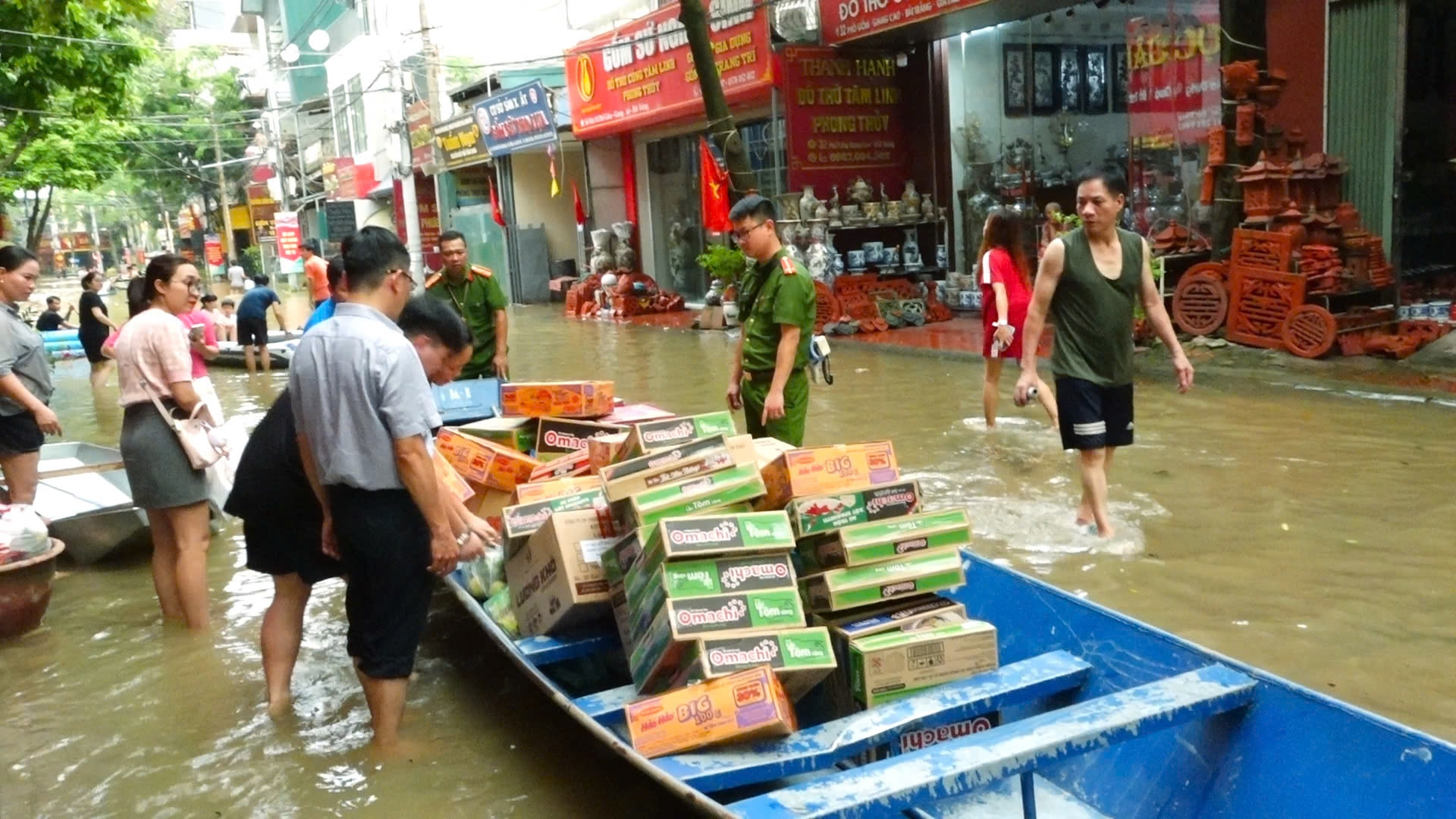 Ngay sau khi thuyền hạ thủy đã thực hiện nhiệm vụ chở đồ cứu trợ tại xã Bát Tràng. Ảnh: Minh Nguyễn