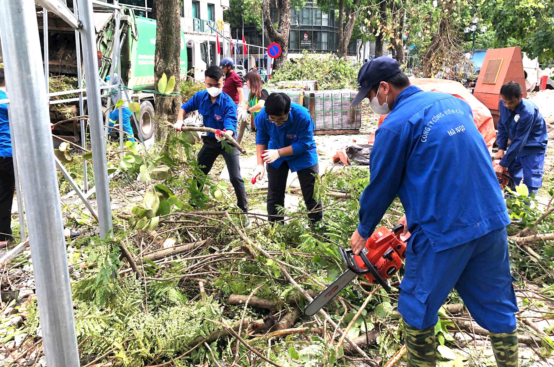 Các lực lượng chức năng, đoàn thanh niên cùng người dân dịp dẹp cây gãy đổ. Ảnh: CTV