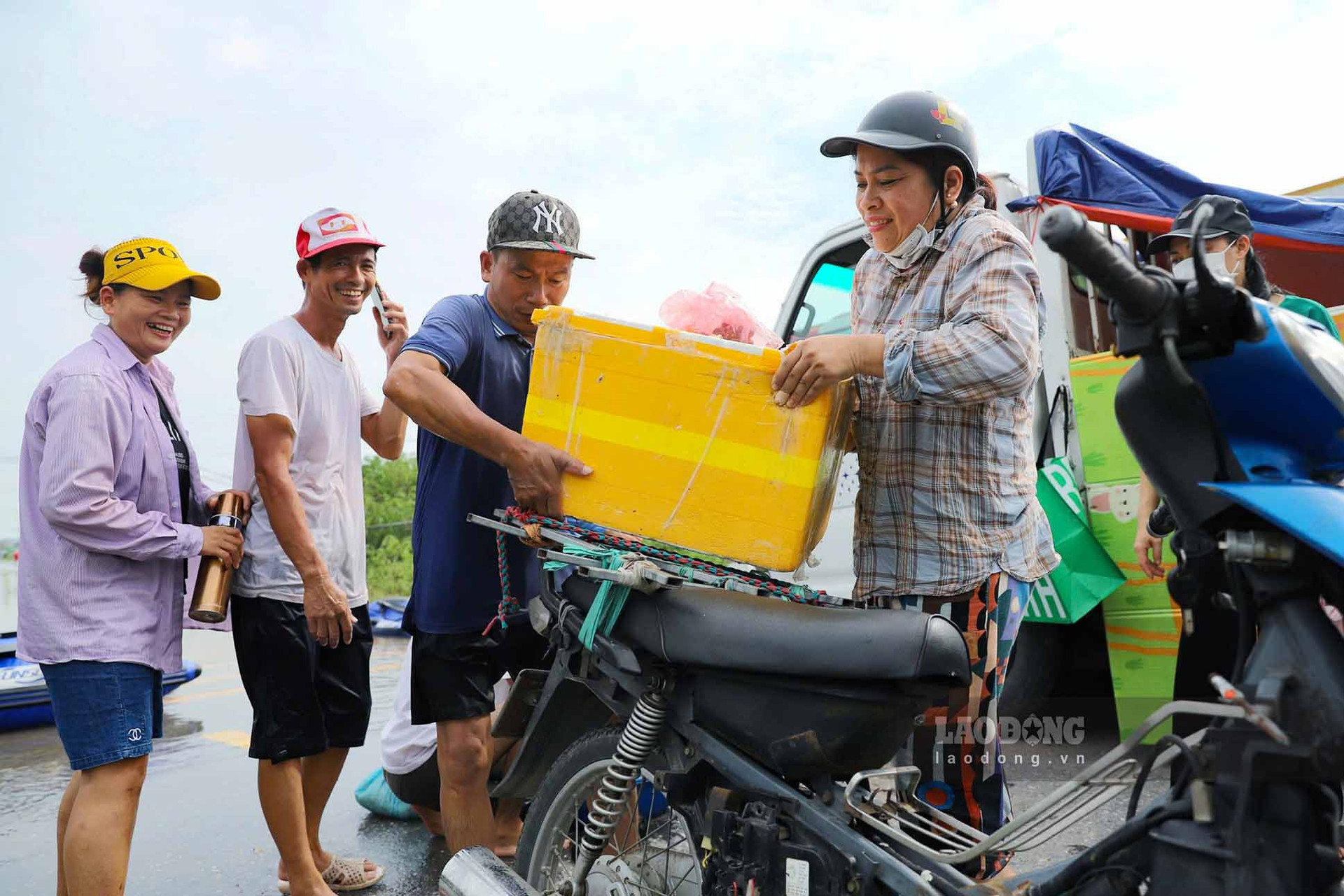 Dự kiến phải vài ngày nữa nước mới có thể rút hết tại khu vực này. Lực lượng chức năng cũng khuyến cáo người dân tránh đi vào những vùng ngập sâu để đảm bảo an toàn.