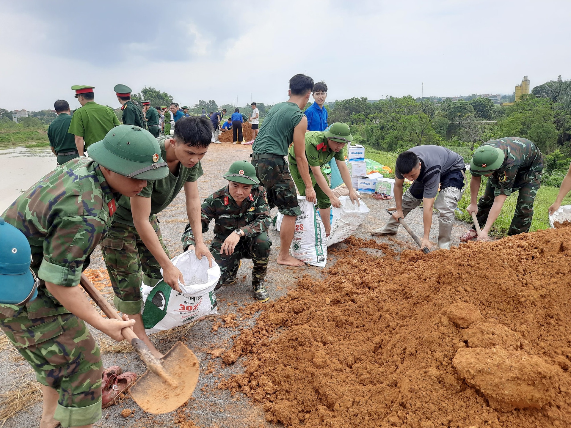 Cán bộ, chiến sĩ Trường Sĩ quan lục quân 1 tham gia khắc phục sự cố đê hữu Hồng thuộc địa phận xã Đường Lâm (thị xã Sơn Tây). Ảnh: Hiền Phương