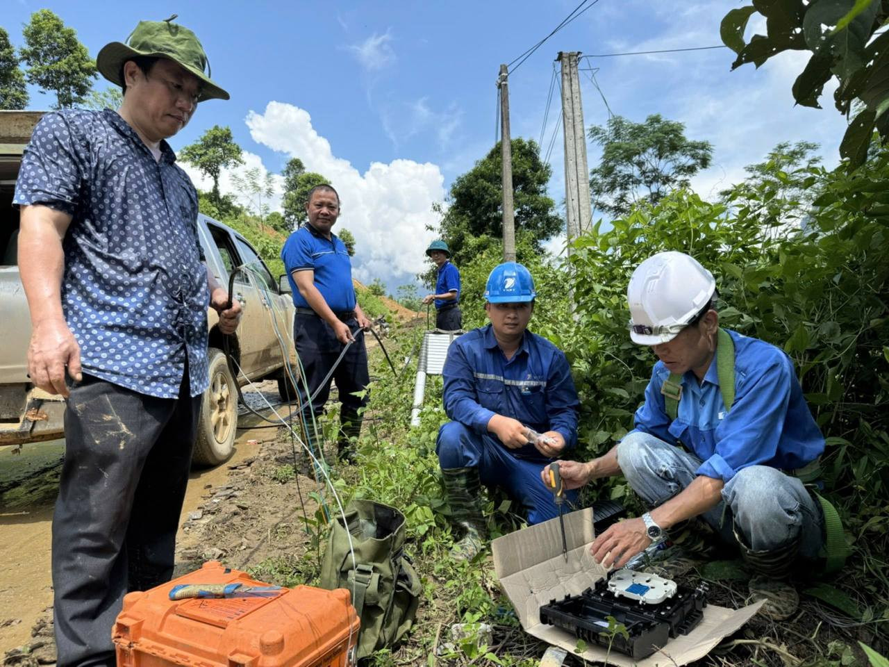 anh-4_cac-nhan-vien-ky-thuat-vnpt-dang-trien-khai-khac-phuc-tai-mot-so-diem-phat-song-tren-dia-ban-sau-khi-lu-di-qua-tai-lao-cai.jpg