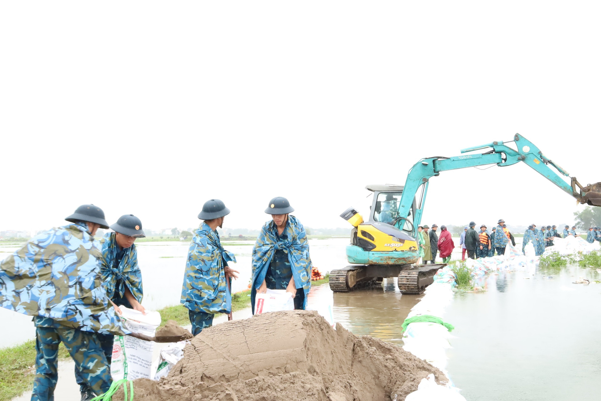 Lũ sông Bùi, đoạn huyện Chương Mỹ vẫn đang vượt báo động cấp III. Ảnh Bảo Châu