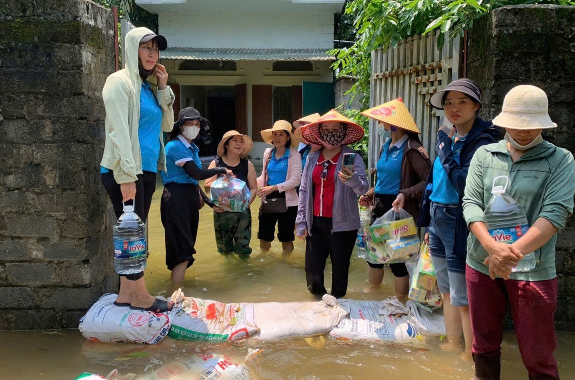 Nhiều tổ chức chính trị, xã hội, doanh nghiệp, nhà hảo tâm, ngày 14-9, đã tới thăm, tặng quà động viên người dân bị ngập lụt của huyện Mỹ Đức. Ảnh Bảo Châu