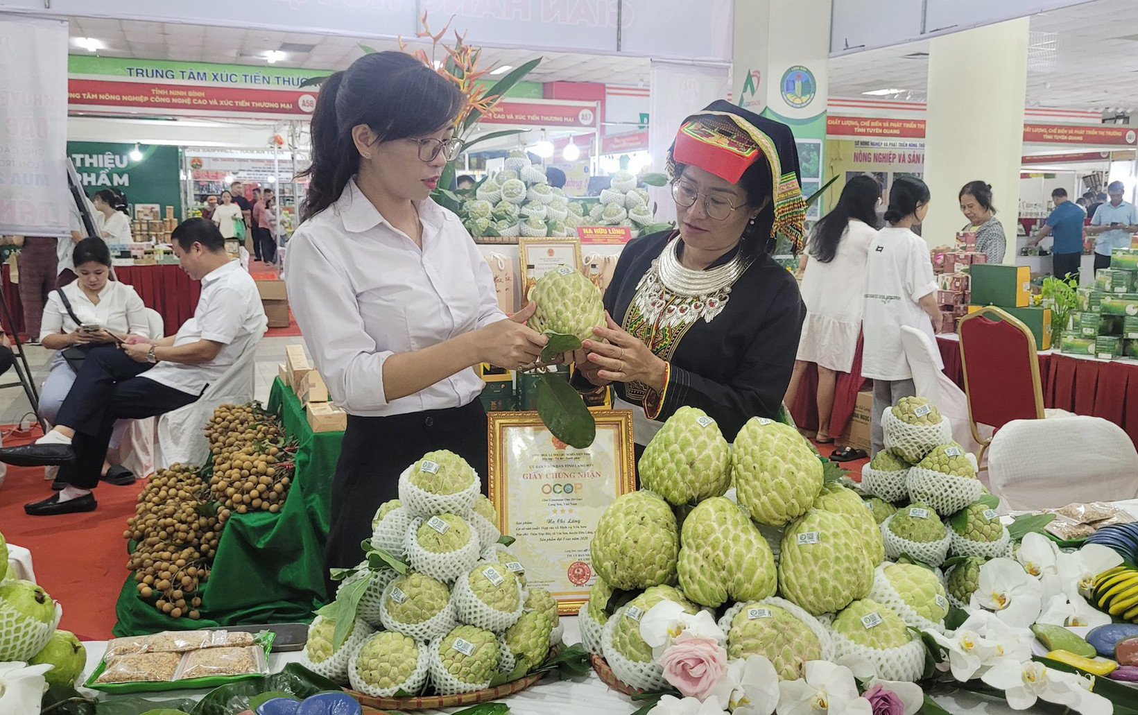 nguoi-tieu-dung-mua-hang-tai-phien-cho-nong-san-dac-san-vung-mien-tai-ha-noi.-anh-phuong-thuan.jpg