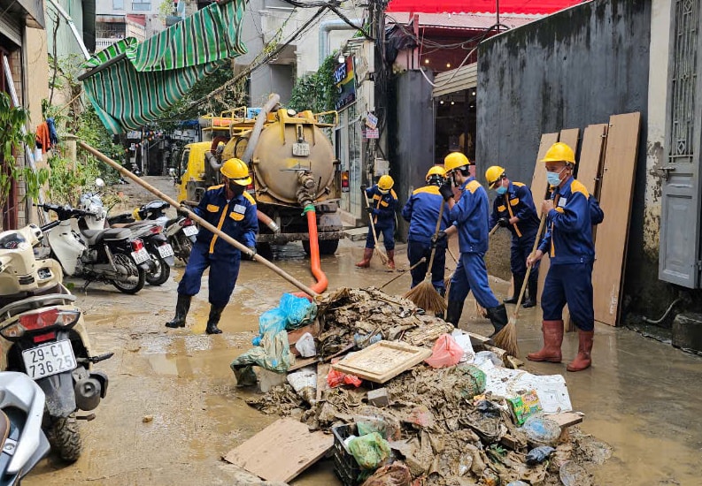 Công nhân thoát nước Hà Nội “tổng lực” vệ sinh môi trường