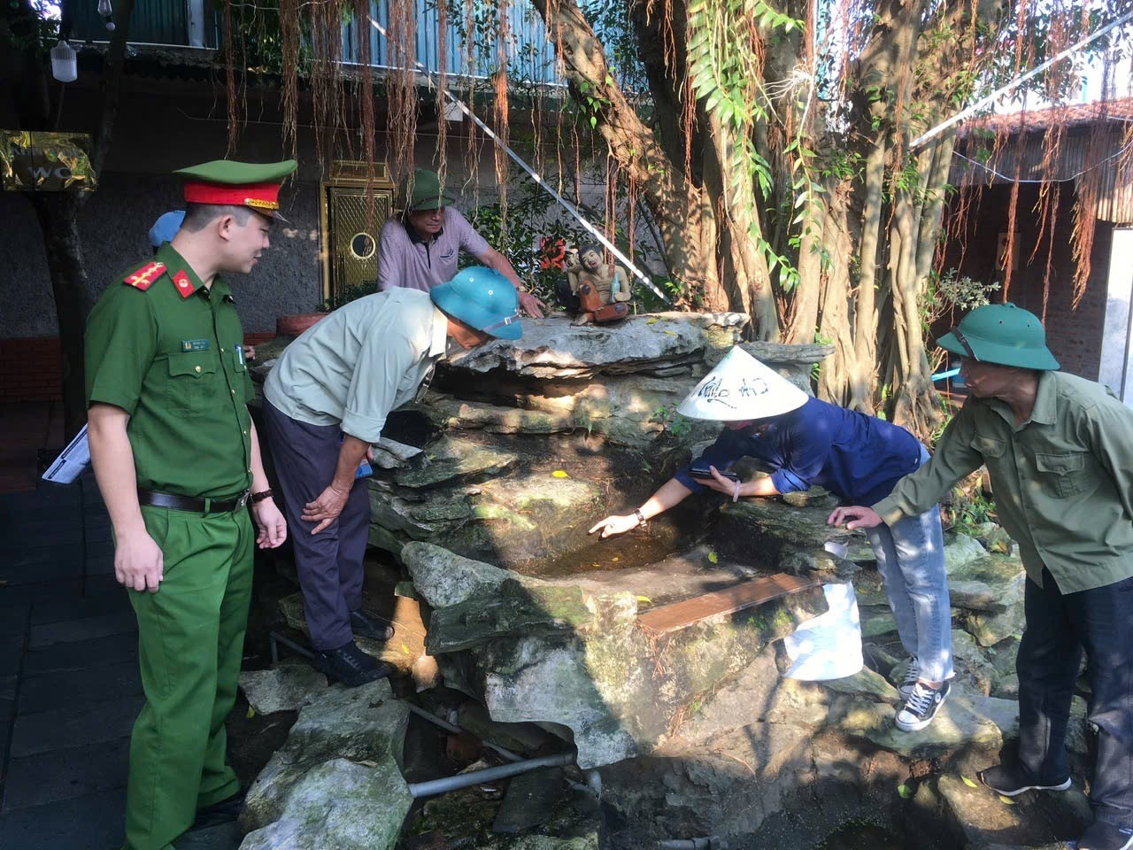 Lực lượng chức năng và người dân trên địa bàn phường Việt Hưng, quận Long Biên tổng vệ sinh môi trường, phòng, chống sốt xuất huyết. Ảnh: Xuân Lộc