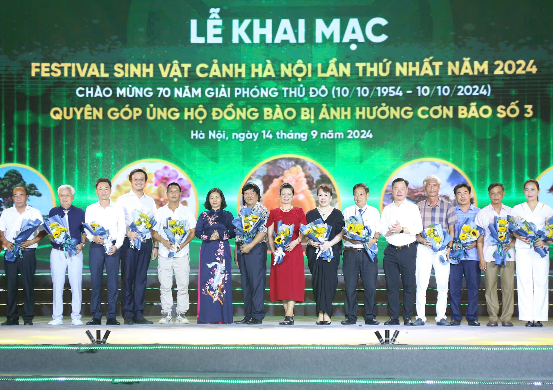 Các đồng chí lãnh đạo Trung ương, thành phố Hà Nội cắt băng khai mạc festival. Ảnh: Quang Thái