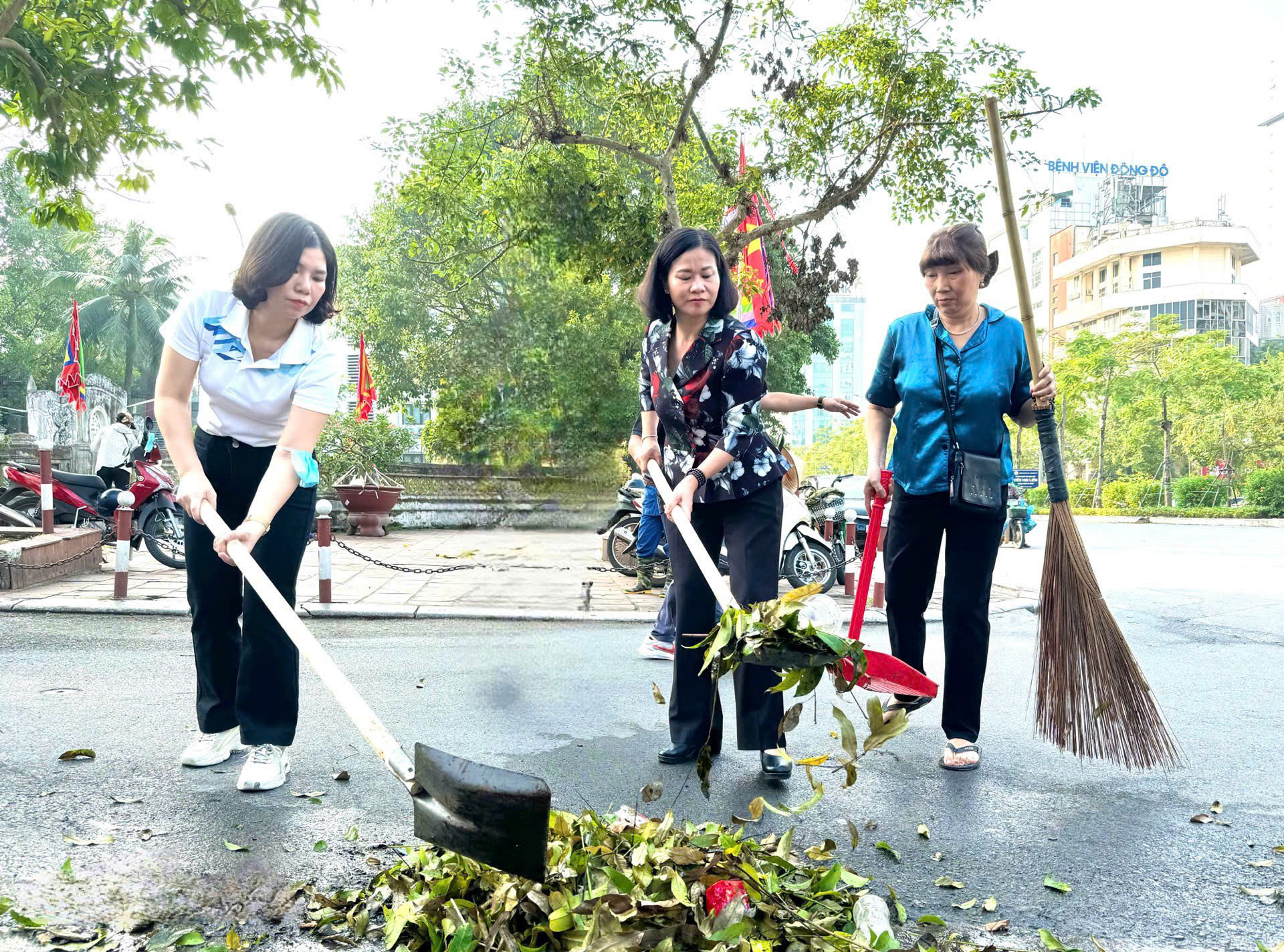 Phó Bí thư Thường trực Thành ủy Hà Nội Nguyễn Thị Tuyến cùng nhân dân dọn vệ sinh tại phường Phương Liên (quận Đống Đa).