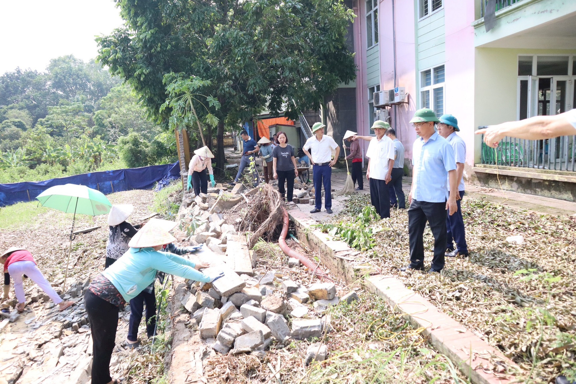 Phó Bí thư Thường trực Quận ủy Nam Từ Liêm Lâm Quang Thao kiểm tra tình hình khắc phục bão số 3 tại Trường Mầm non Đại Mỗ B. Ảnh Hiền Phương.