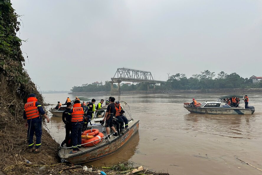 Các lực lượng chức năng huy động nhiều nhân lực, phương tiện để tìm kiếm cứu hộ, cứu nạn. Ảnh: Công an tỉnh Phú Thọ.