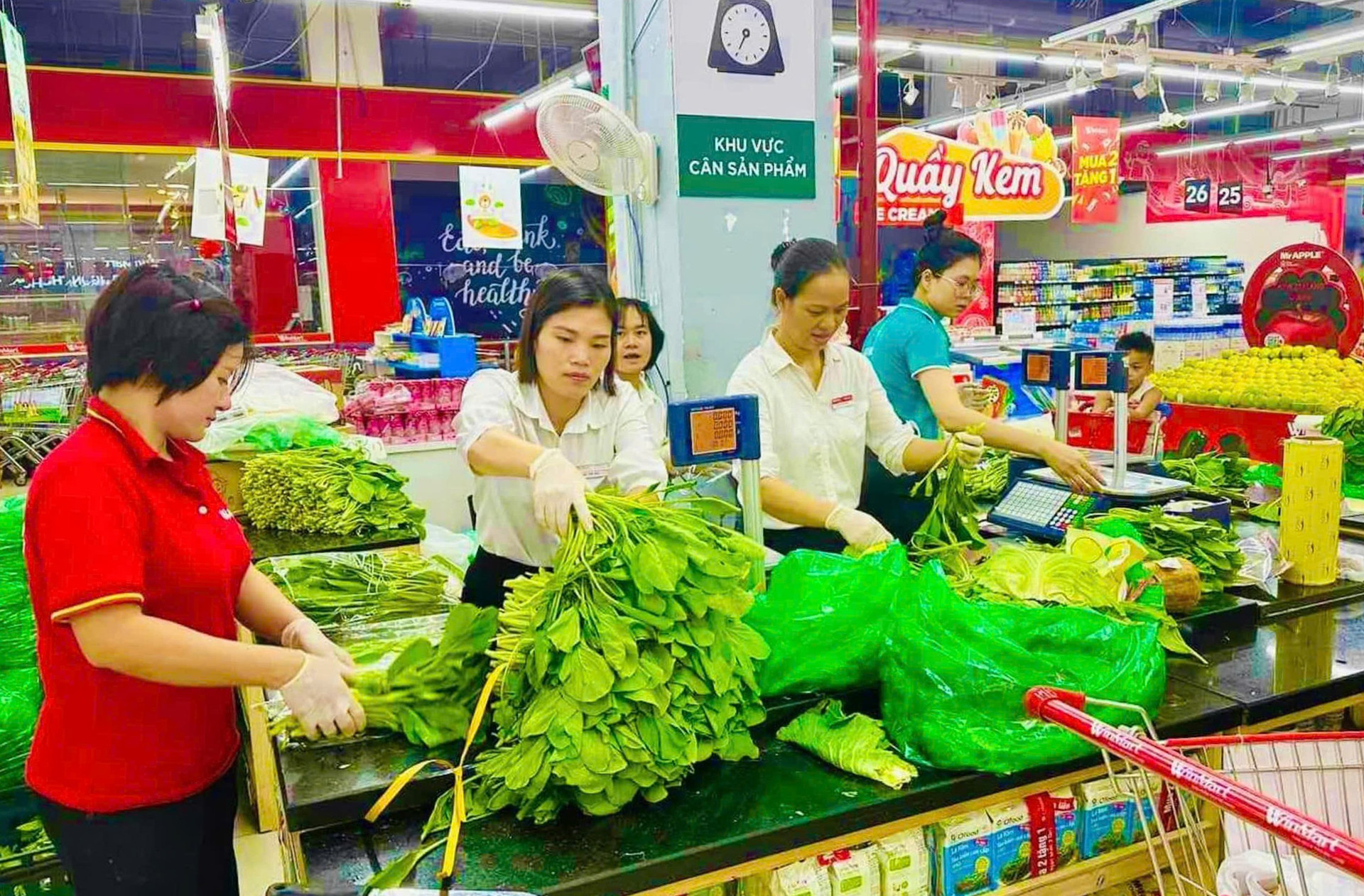 nhan-vien-sieu-thi-winmart-khu-do-thi-times-city-quan-hai-ba-trung-lien-tuc-bo-sung-nguon-rau-xanh-moi-khi-nhu-cau-cua-nguoi-dan-tang-cao-trong-bao-so-3.-anh-nguyen-vinh.jpg