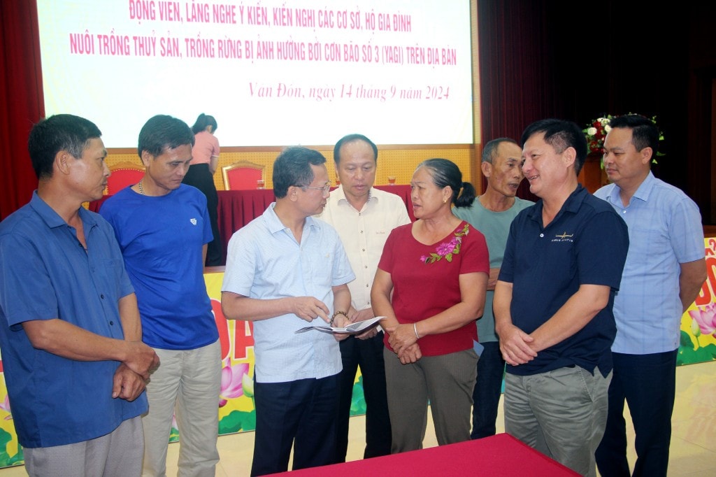 Đồng chí Cao Tường Huy, Chủ tịch UBND tỉnh, trả lời những khúc mắc của người dân