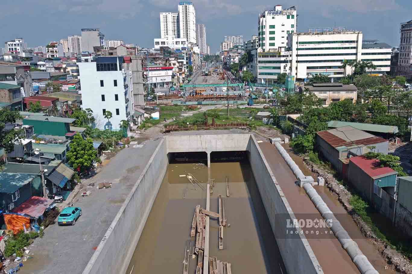 Sau những ngày mưa bão, phần đường hầm hở tiếp giáp với Vành đai 2,5 hiện vẫn đang bị úng ngập.