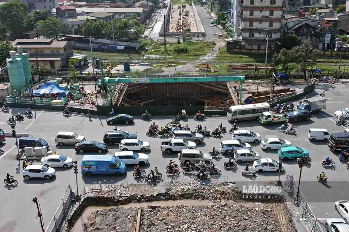 Ghi nhận chiều ngày 16.9, công trường hầm chui Kim Đồng - Vành đai 2,5 đã rộn tiếng máy móc, công nhân tích cực thi công giữa nắng nóng.