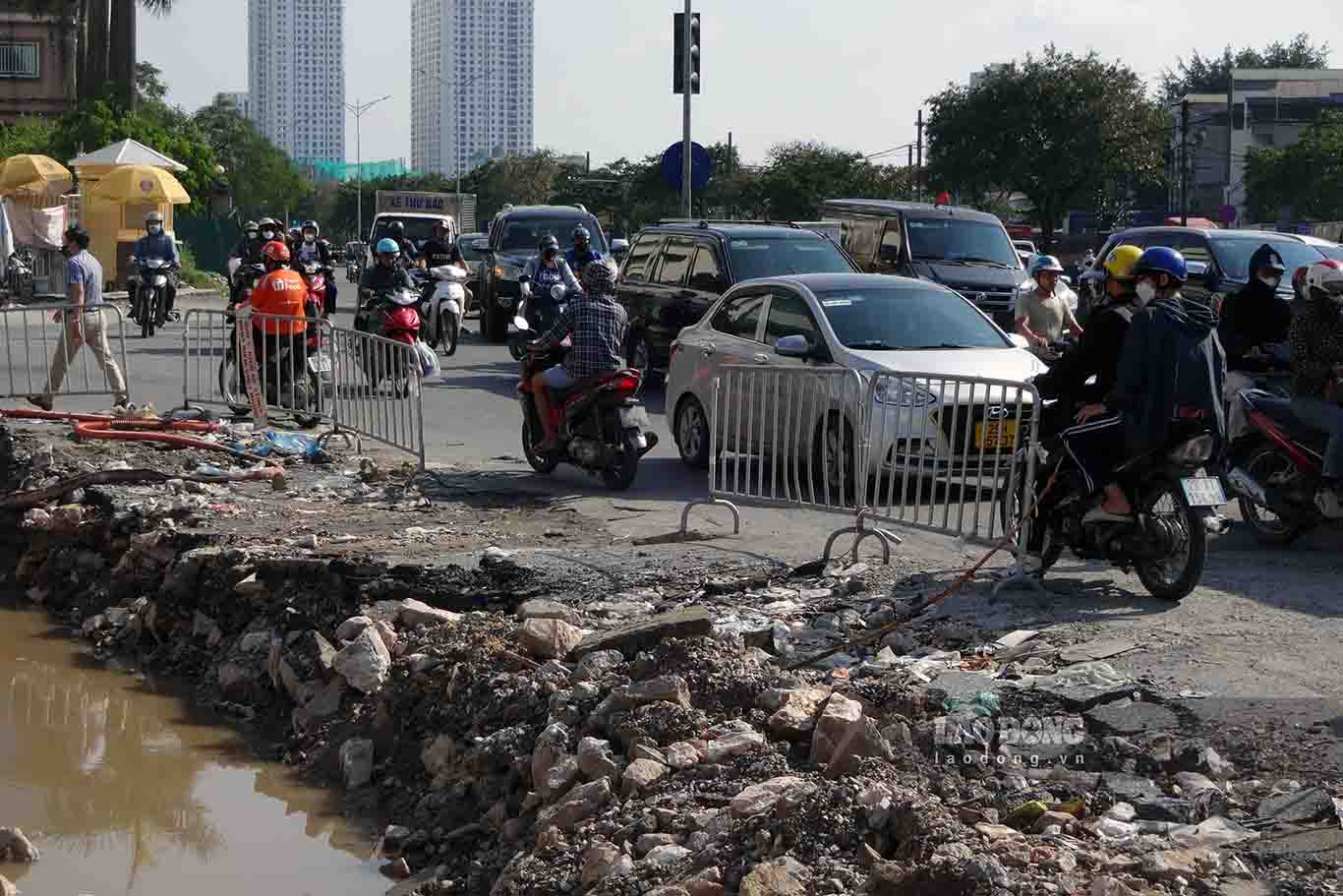 Giao thông khu vực thi công hầm chui trên đường Giải Phóng, Kim Đồng luôn căng thẳng, đặc biệt giờ cao điểm thường xuyên xảy ra ùn ứ do mặt đường bị thu hẹp, lưu lượng phương tiện lớn.