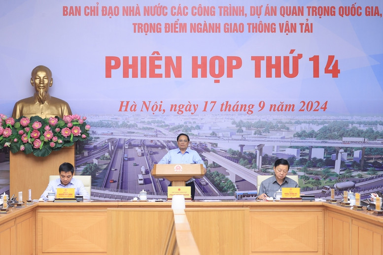 Thủ tướng Phạm Minh Chính dành thời gian phân tích ý nghĩa quan trọng của hạ tầng giao thông vận tải chiến lược. Ảnh: VGP/Nhật Bắc