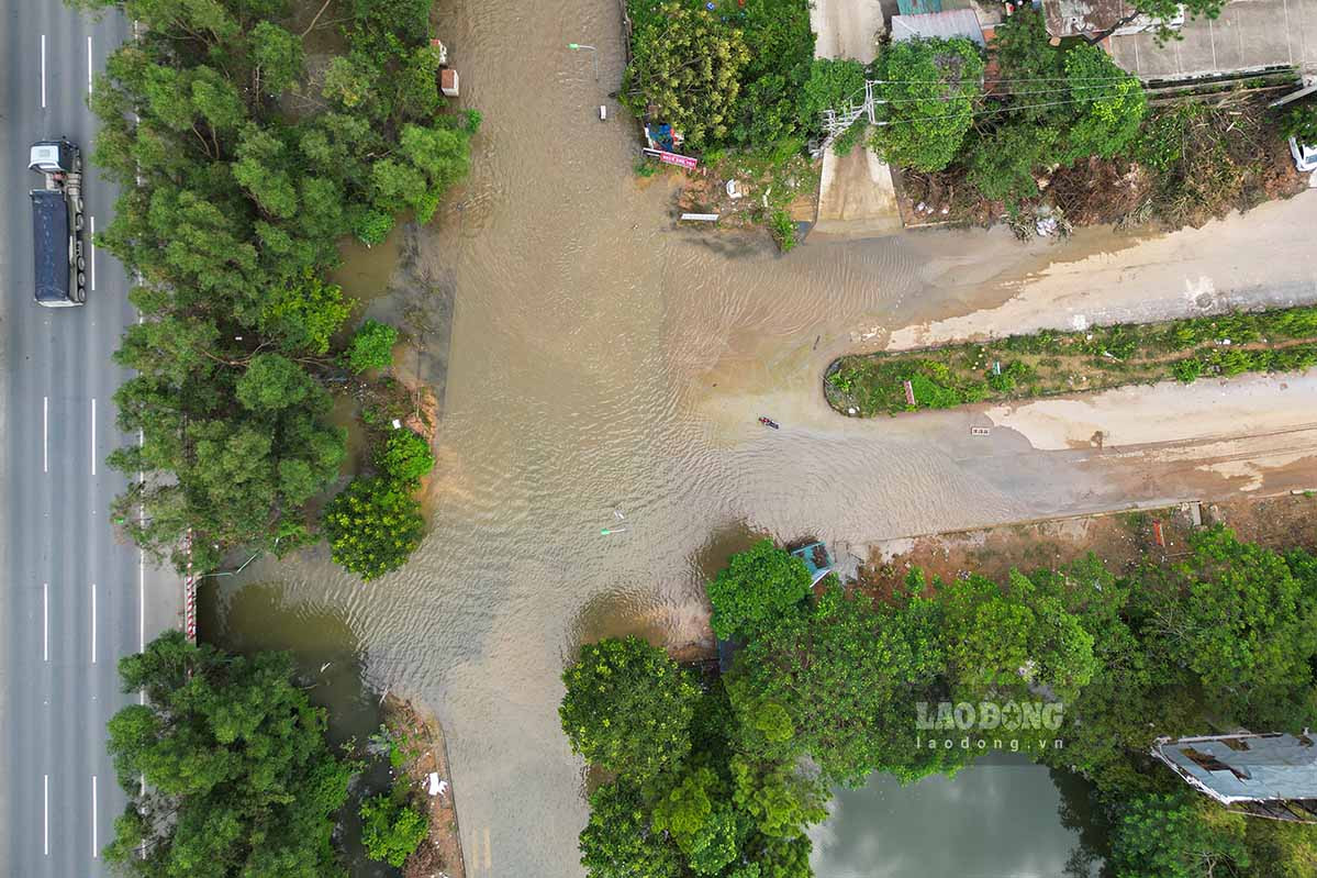 Đợt mưa lớn do ảnh hưởng của bão số 3 khiến nhiều khu vực thuộc tuyến đường gom Đại lộ Thăng Long ngập sâu trong nước. 