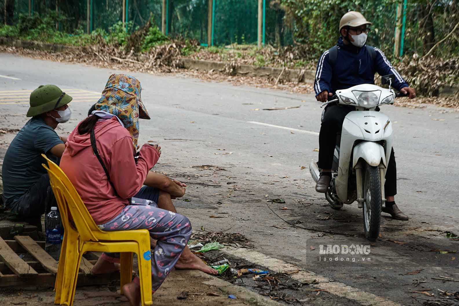 Liên quan đến tình trạng này, Sở Giao thông vận tải Hà Nội đã có thông báo phân luồng giao thông trên đường gom Đại lộ Thăng Long do mưa kéo dài gây gập sau bão số 3.