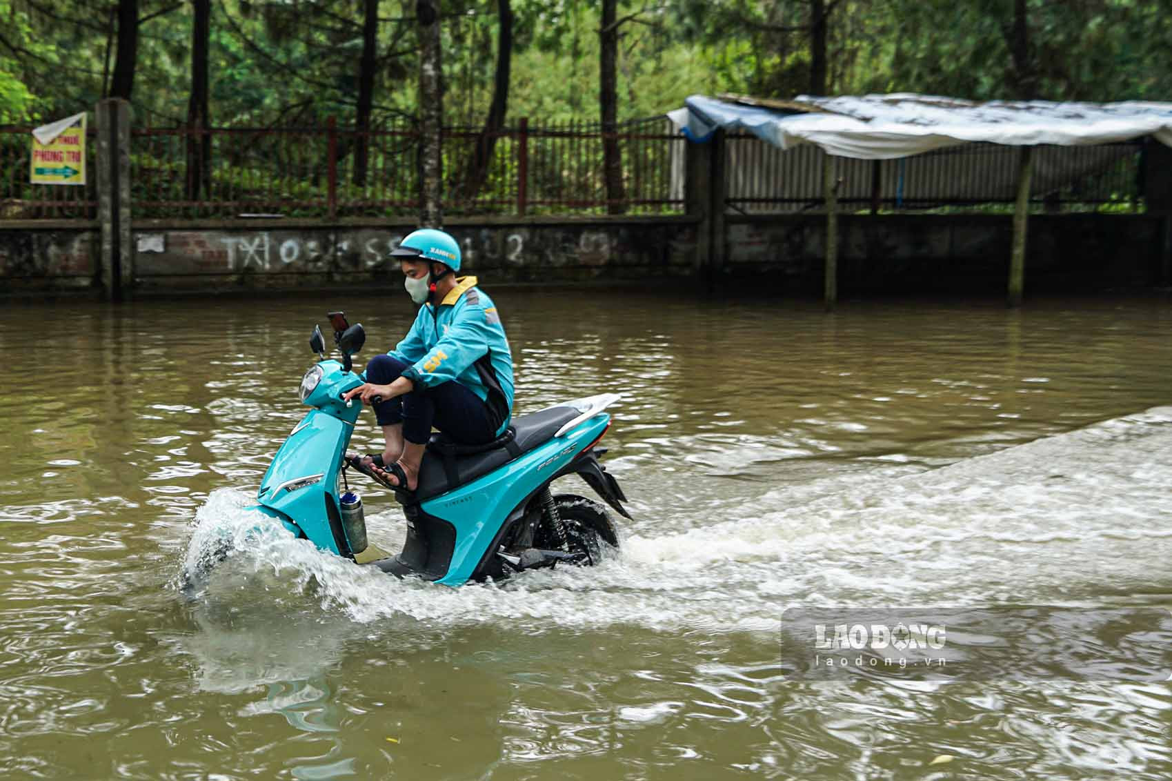 Trong đó, để bảo đảm an toàn giao thông cho người và các phương tiện lưu thông trên tuyến đường gom Đại lộ Thăng Long, Sở Giao thông vận tải Hà Nội thông báo phương án điều chỉnh tổ chức giao thông trên tuyến. Đồng thời cấm phương tiện lưu thông trên tuyến đường bị ảnh hưởng do ngập úng, trong đó có áp dụng từ Km 20+00 (lối vào nút giao tỉnh lộ 80) đến Km 28+300 (lối ra nút giao Khu công nghệ cao Láng - Hòa Lạc.