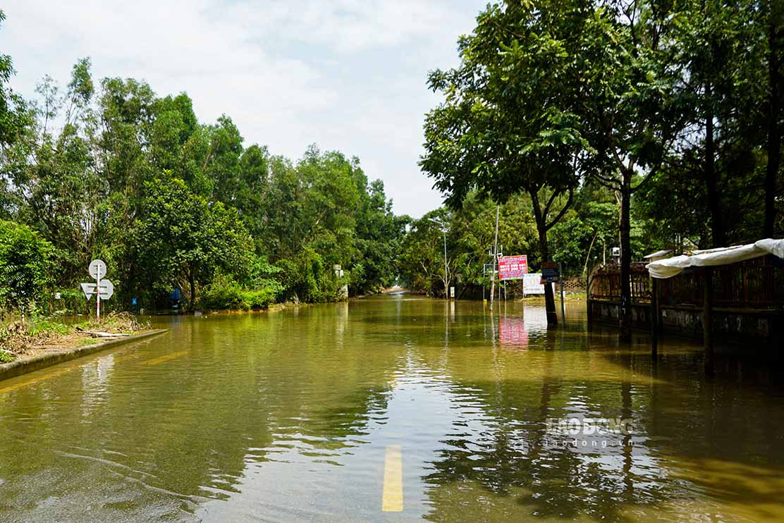 Hiện, Km số 27 đường gom Đại lộ Thăng Long là một trong những địa điểm bị ngập nặng nhất.