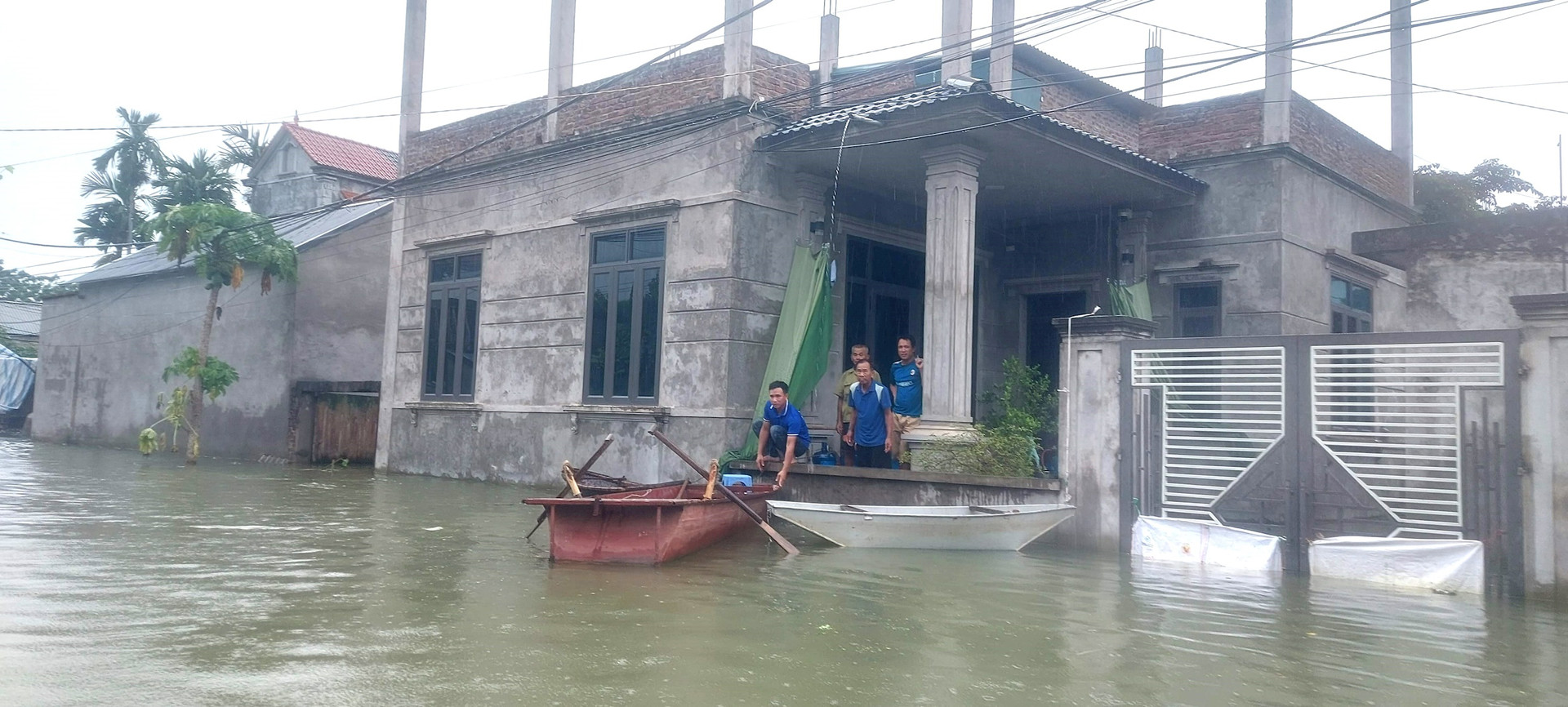 Mưa kết hợp lũ sông rút chậm, tình trạng ngập lụt tại nhiều nơi ở ngoại thành Hà Nội còn kéo dài. Ảnh Bảo Châu 