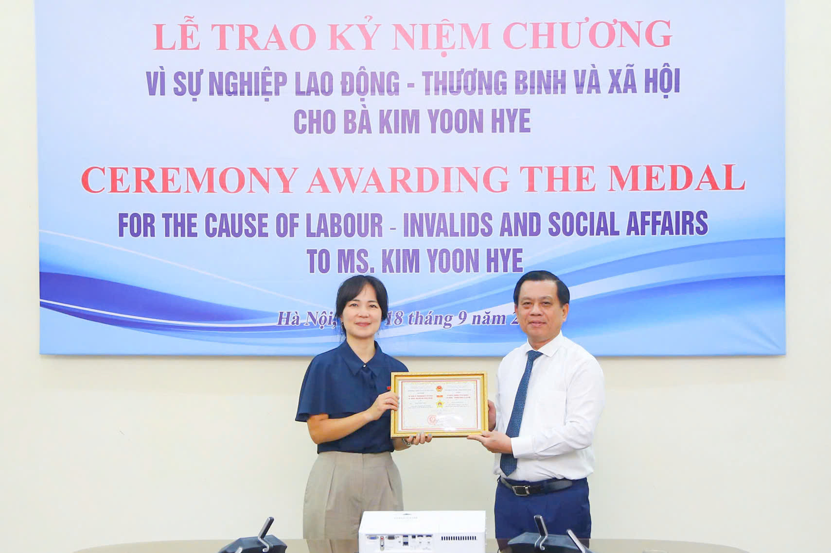 trao-ky-niem-chuong.jpg