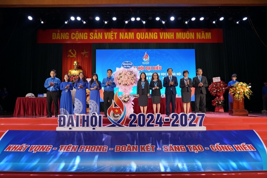 Tập thể Ban Giám hiệu nhà trường tặng hoa chúc mừng Đại hội