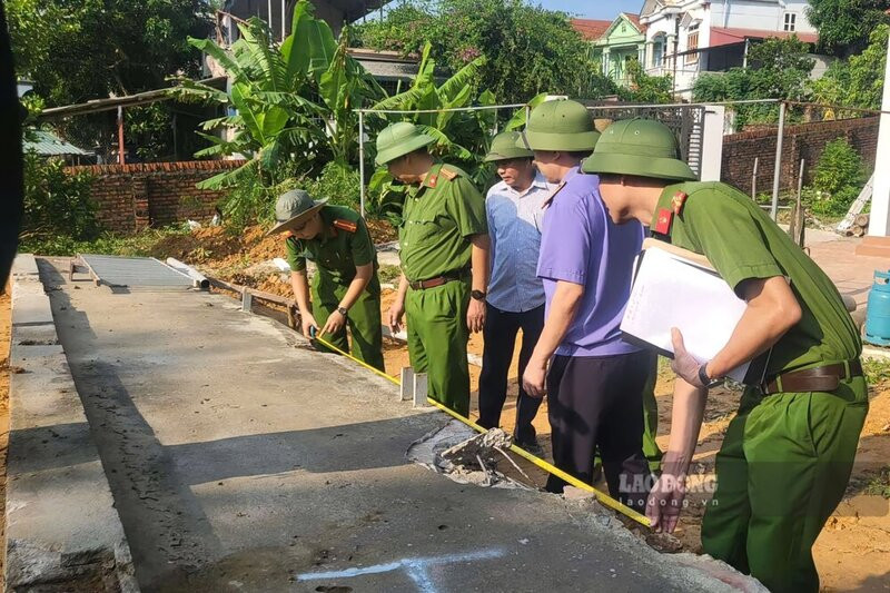 Tổ giám sát với nhiều cơ quan được thành lập (chủ trì là cơ quan quân đội và công an) sẽ ghi lại hình ảnh để phục vụ công tác giám định nguyên nhân sập cầu. Ảnh: Công an tỉnh Phú Thọ.